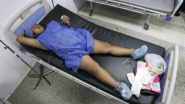 Thotn ena ek na porod v nemocnici ve venezuelskm mst Maracaibo. (19. ervna 2015)