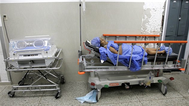 Jedna z erstvch mazek se zotavuje po porodu v nemocnici ve venezuelskm mst Maracaibo. (19. ervna 2015)