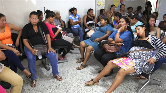 ekrna porodnice ve venezuelskm Maracaibu bv asto peplnn. (17. ervna 2015)