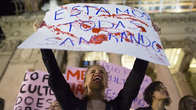 Do ulic brazilskch mst vyly o vkendu tisce lid, kte protestovali proti nsil na ench a machistick kultue. Demonstrace vyvolalo hromadn znsilnn estnctilet dvky (30. kvtna 2016).