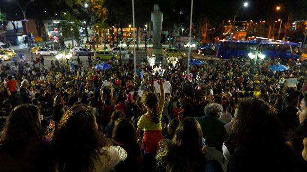 Do ulic brazilskch mst vyly o vkendu tisce lid, kte protestovali proti nsil na ench a machistick kultue. Demonstrace vyvolalo hromadn znsilnn estnctilet dvky (30. kvtna 2016).