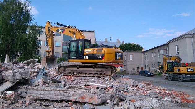 V arelu Sochorovch kasren u zaala demolice nevyhovujcch vojenskch staveb.