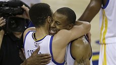 Stephen Curry (vlevo) a Andre Iguodala slaví postup do finále NBA.