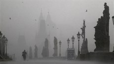 Lidé přecházejí během rychlé bouřky Karlův most v Praze (31. května 2016) Lidé přecházejí během rychlé bouřky Karlův most v Praze (31. května 2016)
