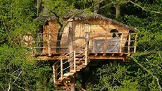 Česká společnost Tree Houses staví dřevěné domy v korunách stromů. Česká společnost Tree Houses staví dřevěné domy v korunách stromů.