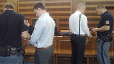 František Navrátil (vlevo) a Petr Procházka u hradeckého krajského soudu. František Navrátil (vlevo) a Petr Procházka u hradeckého krajského soudu.