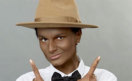 Iva Pazderkov jako Pharell Williams