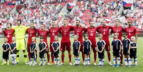 ESKÁ REPREZENTACE. etí fotbalisté poslouchají státní hymnu ped pípravným...