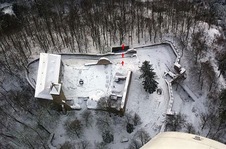 Leteck pohled zachycuje hrad Litice s vyznaenm dvjho sesuvu stny...