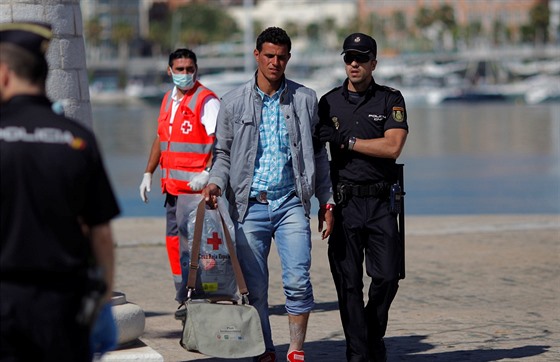 Migrant s policistou v pístavu Malaga ve panlsku. (1.6. 2016)