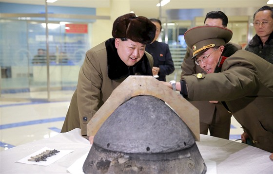 Severokorejský vdce Kim ong-un si prohlíí kus balistické rakety, její test...