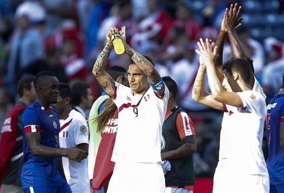 Paolo Guerrero z Peru (íslo 9) po utkání proti Haiti, které rozhodl jediným...
