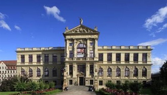 Výstava ped budovou Muzea hlavního msta Prahy se vnuje 170. výroí zahájení...