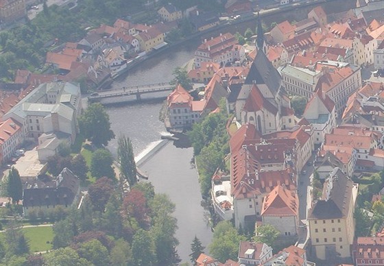 Letecký pohled na jez v Krumlov, kde se pevrhl raft se esti vodáky.