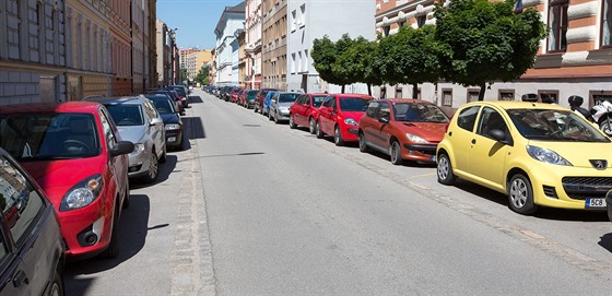 Parkovací místa na Praském pedmstí v eských Budjovicích jsou pravideln...