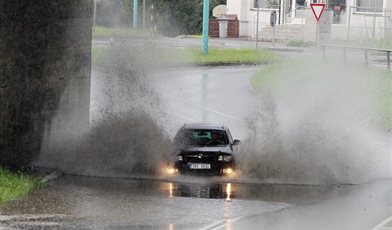 Pi vtích detích se pod viaduktem na hlavním prtahu Pelhimovem ve smru na...