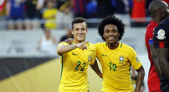 Brazilci Philippe Coutinho a Willian slaví gól proti Haiti.