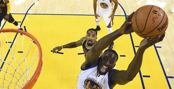 Draymond Green z Golden State zakonuje jednu ze svých akcí ve druhém finále...