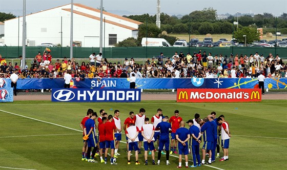 panltí fotbalisté ped tréninkem v Saint-Martin-de-Ré