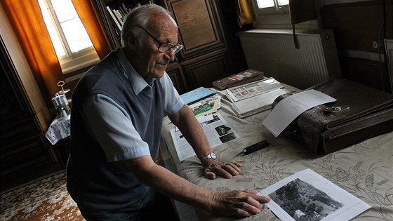 Ladislav Kare ve svém dom ve pindlerov Mlýn ukazuje na historický snímek...