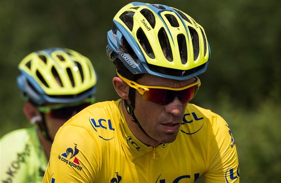 Alberto Contador na trati druhé etapy cyklistického závodu Critérium du Dauphiné