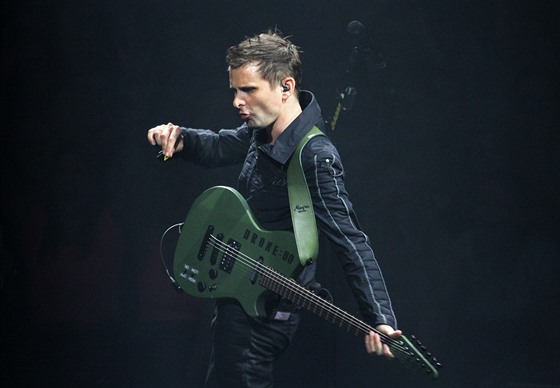 Frontman Muse Matt Bellamy (O2 arena, Praha, 4. ervna 2016)