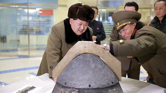 Severokorejský vůdce Kim Čong-un si prohlíží kus balistické rakety, jejíž test... Severokorejský vůdce Kim Čong-un si prohlíží kus balistické rakety, jejíž test...