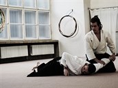 Martin vihla (kleící) pi jednom z trénink aikida.