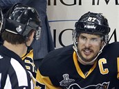 Pittsbursk kapitn Sidney Crosby debatuje s rozhodm Wesem McCauleym.