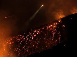 Stovky hasi bojovaly o víkendu s rozsáhlým poárem poblí kalifornského Los...