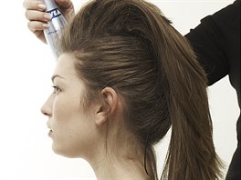 Natupírované vlasy zafixujte lakem, nejlépe takovým, který navíc zvyuje lesk.