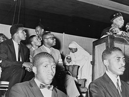 Muhammad Ali naslouchá projevu Elijaha Muhammada, vdce organizace Islámský...