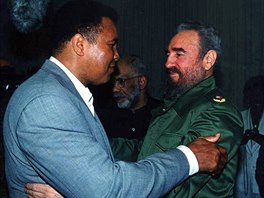 Na skok ve vysoké politice. Muhammad Ali s Fidelem Castrem, rok 2001.