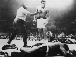 Titán je na zemi. Muhammad Ali (v té dob poád jet Cassisu Clay) se raduje z...