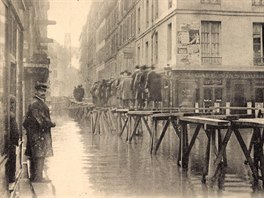 Rozvodnná Seina zaplavila Paí (leden 1910). Na snímku je provizorní most na...