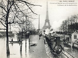 Rozvodnná Seina zaplavila Paí (leden 1910). Na snímku je zaplavená eleznice...