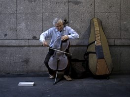 BUSKER. Pouliní violoncellista hraje pro kolemjdoucí v centru Madridu.