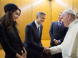 George Clooney, jeho manelka Amal a pape Frantiek (Vatikn, 29. kvtna 2016)