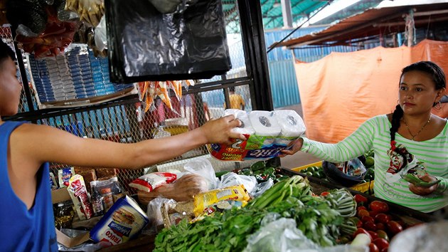 Venezuelci si jezd pro jdlo do Kolumbie, doma si ho nemohou dovolit. (8.6. 2016)