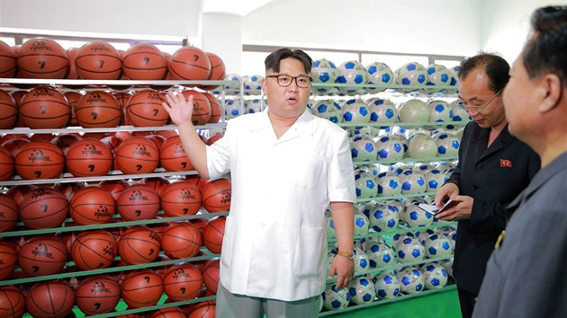 Severokorejsk vdce Kim ong-un na inspekci tovrny na sportovn zbo v Pchjongjangu (2. ervna 2016)