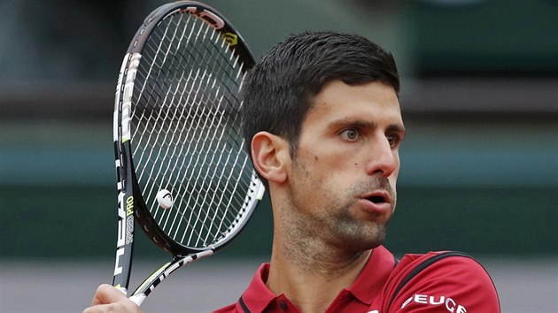 Novak Djokovi sleduje dopad mku ve tvrtfinle Roland Garros.