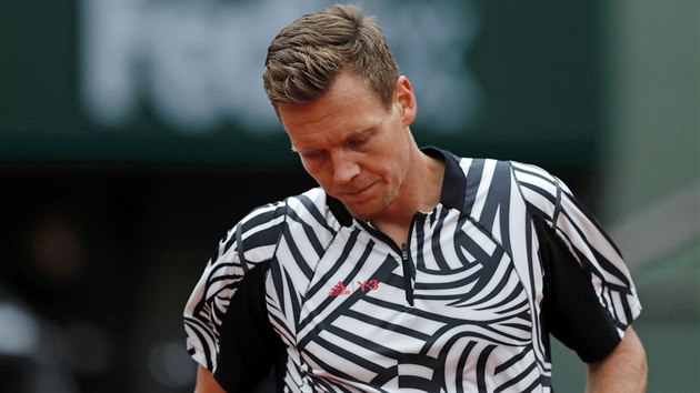 CO S TM? Tom Berdych v utkn s rozjetm Novakem Djokoviem.