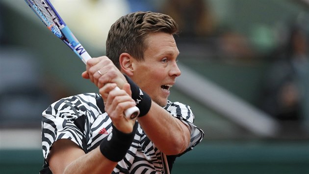 Tom Berdych sleduje kam dopadne mek z jeho rakety v utkn s Novakem...