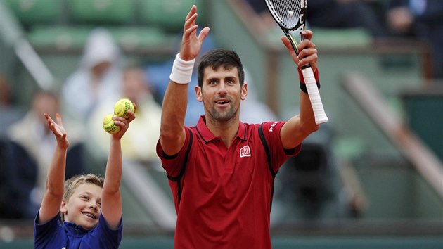 DKY. Novak Djokovi a mal sbra mk zdrav pask publikum po tvrtfinle Roland Garros.