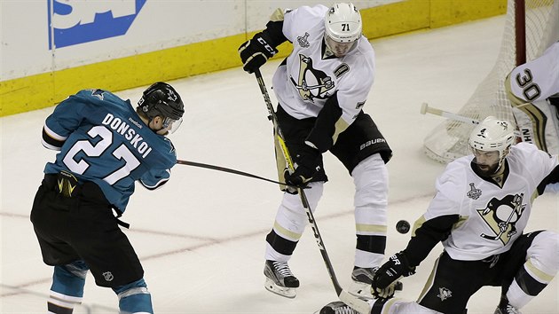 Joonas Donskoi v prodlouen prostelil obtavou dvojici  Pittsburghu (vlevo Malkin, vpravo Schulz) i branke Murrayho a zajistil prvn finlovou vhru pro San Jose.