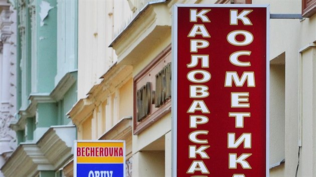 Cizojazyn npisy na obchodech a restauracch v centru Karlovch Var.