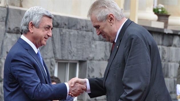 Prezident Milo Zeman se v Jerevanu lou s armnskm s prezidentem Serem Sargsjanem (vlevo). (9.6.2016)