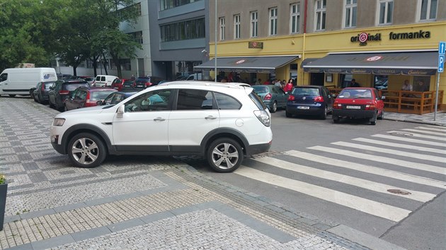 Parkovn na chodnku a pechodu