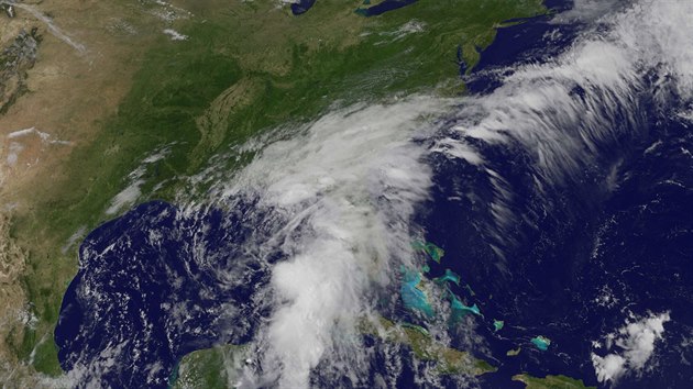 Satelitn snmky od vesmrn agentury NASA ukazuj tropickou boui nad Floridou a jihovchodem USA (6. erven 2016)