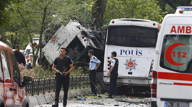 tok na policejn autobus v Istanbulu (7. erven 2016)